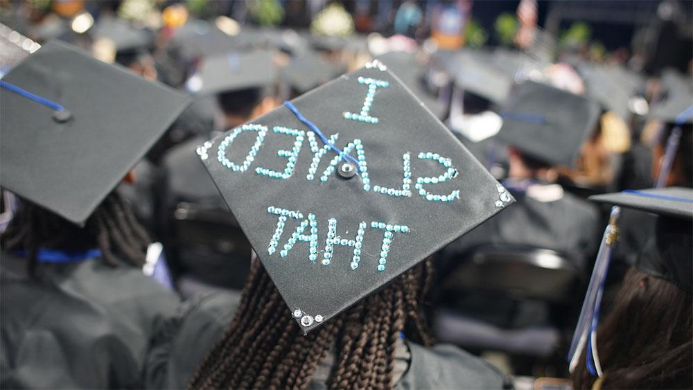 毕业帽上写着“我杀了那个”